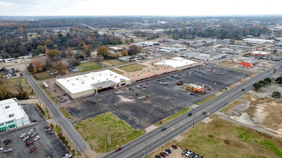 More Photos Of 1900-2020 Louisville Ave, Monroe General Retail For Lease