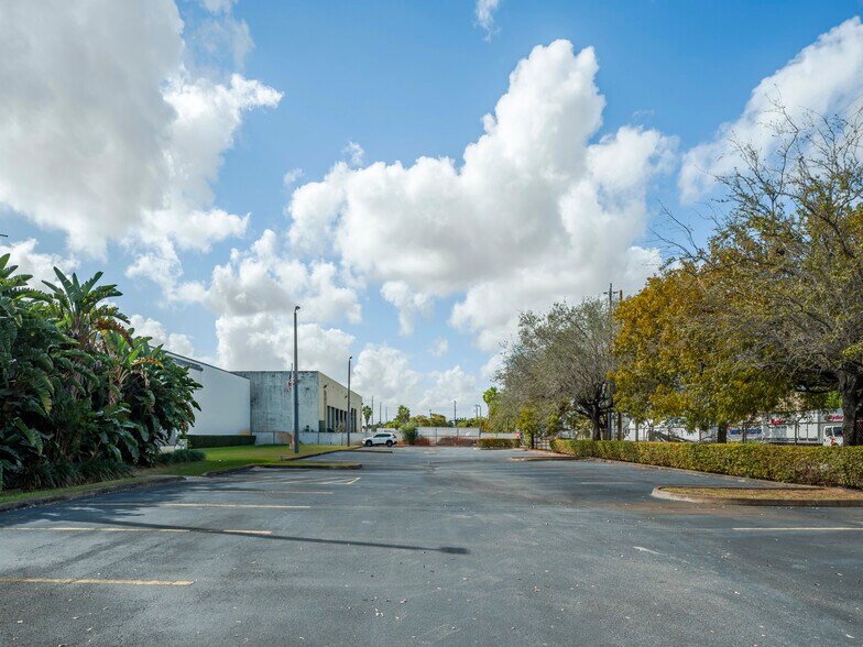 More Photos Of 50 NE 179th St, Miami Manufacturing For Lease