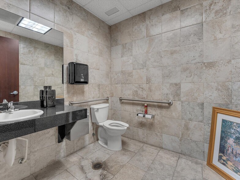 More Photos Of 2260 NW 114th Ave, Doral Warehouse For Lease