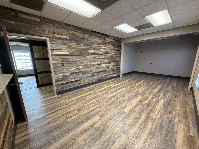 More Photos Of 4550 Lamar Ave, Paris Rehabilitation Center For Lease