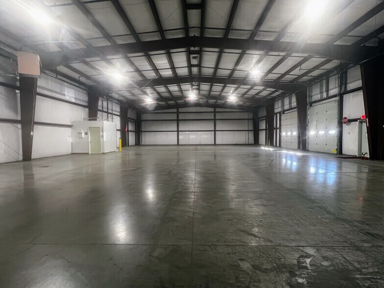 More Photos Of 694 Tolman Creek Rd, Ashland Warehouse For Lease