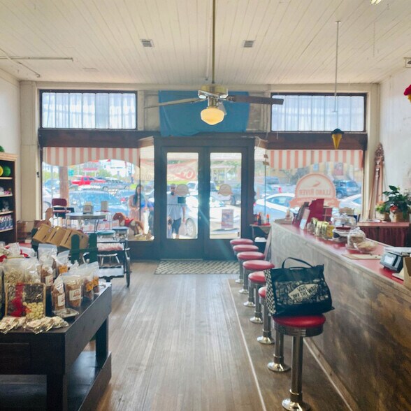 More Photos Of 107 W Main St, Llano Bar For Sale