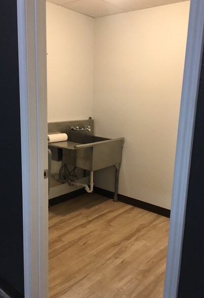 More Photos Of 2006 50th St, Lubbock Flex For Lease