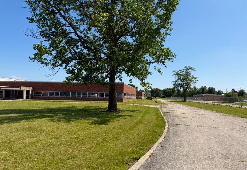 More Photos Of 1601 General Electric Rd, Bloomington Warehouse For Sale