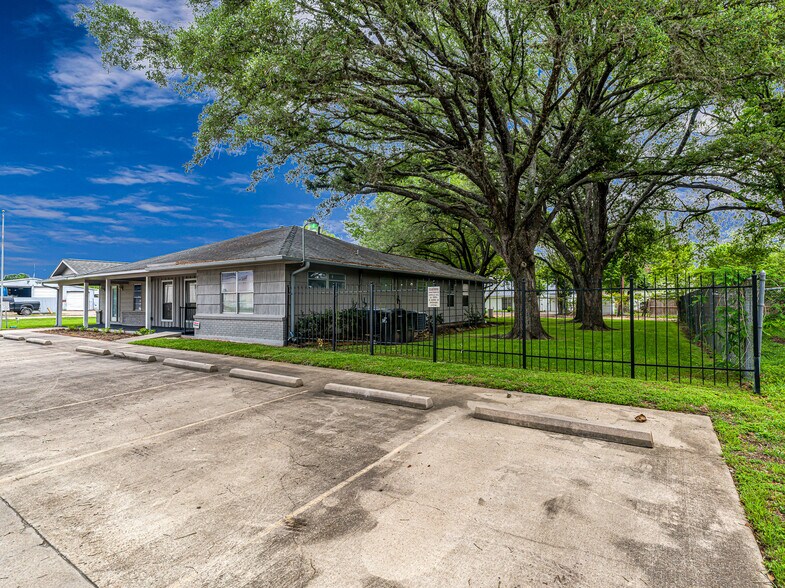 More Photos Of 1105 San Jacinto St, Rosenberg Office For Sale