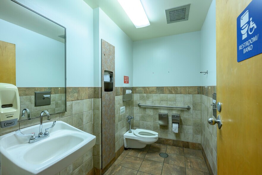 More Photos Of 424 NE Ford St, Mcminnville Office For Sale