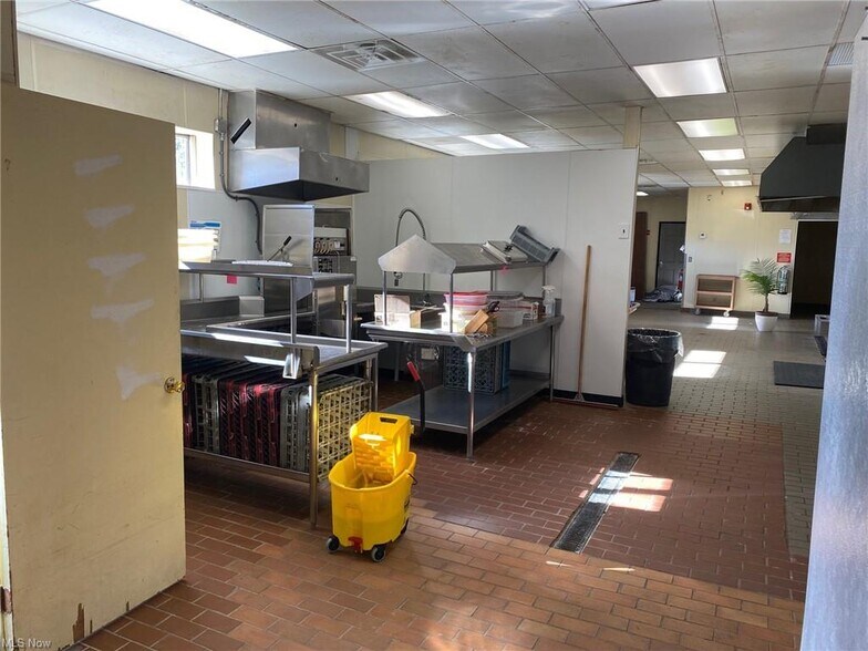 More Photos Of 10703 W Pleasant Valley Rd, Parma Freestanding For Lease
