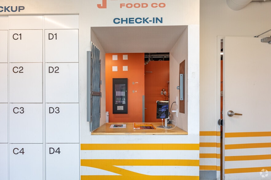 More Photos Of 545 Keele St, Toronto Warehouse For Lease