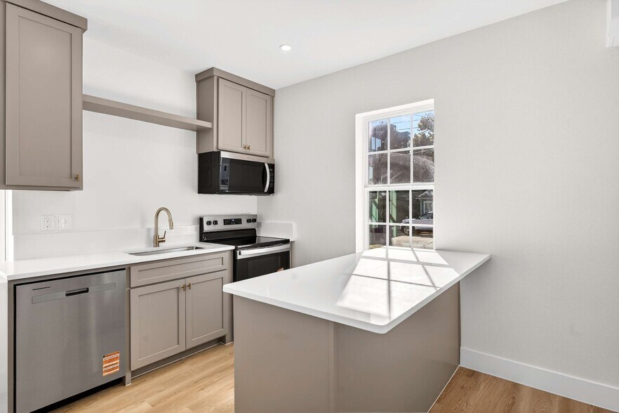 More Photos Of 439 W 9th St, Dallas Apartments For Sale