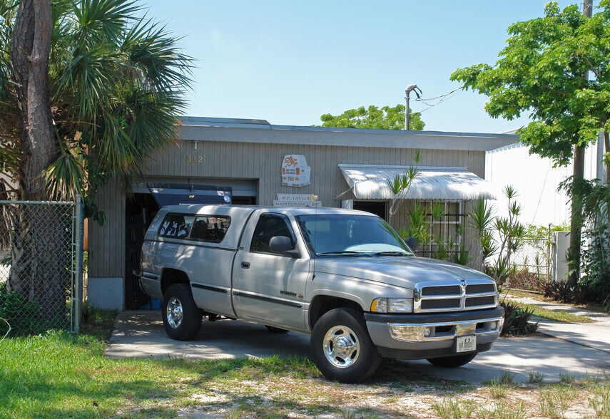 More Photos Of 312 NE 32nd St, Oakland Park Warehouse For Sale