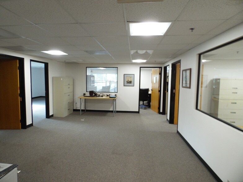 More Photos Of 2558 Roosevelt St, Carlsbad Office For Lease