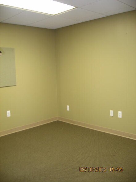 More Photos Of 21291 Hilltop St, Southfield Research And Development For Lease