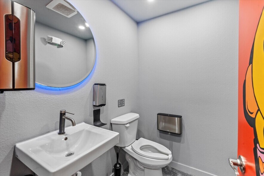 More Photos Of 622 SE Frank Phillips Blvd, Bartlesville General Retail For Sale