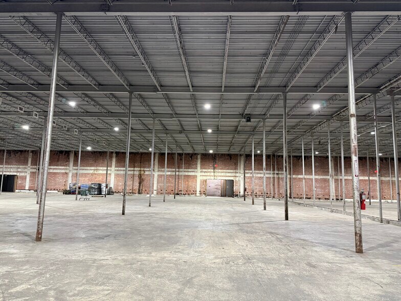More Photos Of 5024 Uceta Rd, Tampa Distribution For Lease