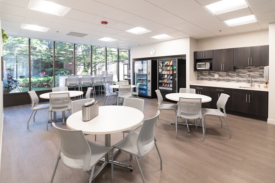 More Photos Of 900 Skokie Blvd, Northbrook Unknown For Lease