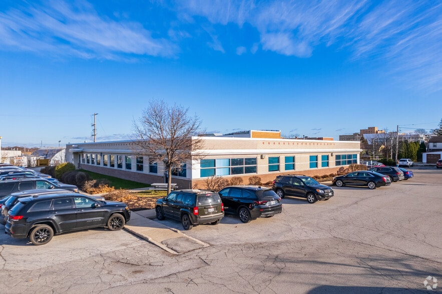 More Photos Of 3305 S 20th St, Milwaukee Medical For Lease