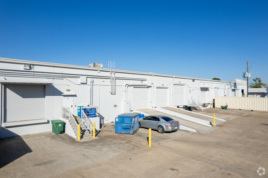 More Photos Of 1291 N Post Oak Rd, Houston Light Distribution For Lease