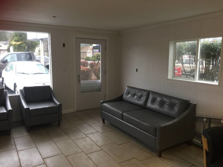 More Photos Of 10350 SW Canyon Rd, Beaverton Auto Dealership For Lease