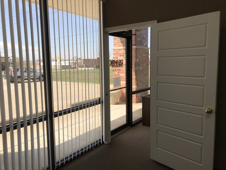 More Photos Of 1701-1715 W James River Rd, Ozark Office For Lease