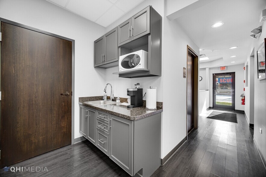 More Photos Of 9300 W Ogden Ave, Brookfield Office For Sale