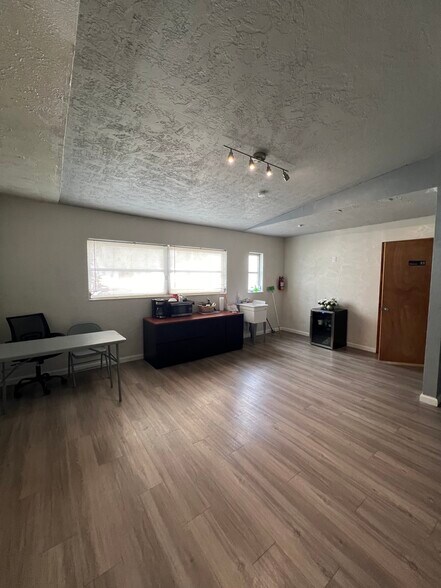 More Photos Of 101 Emily Ln, Brandon Office Residential For Lease