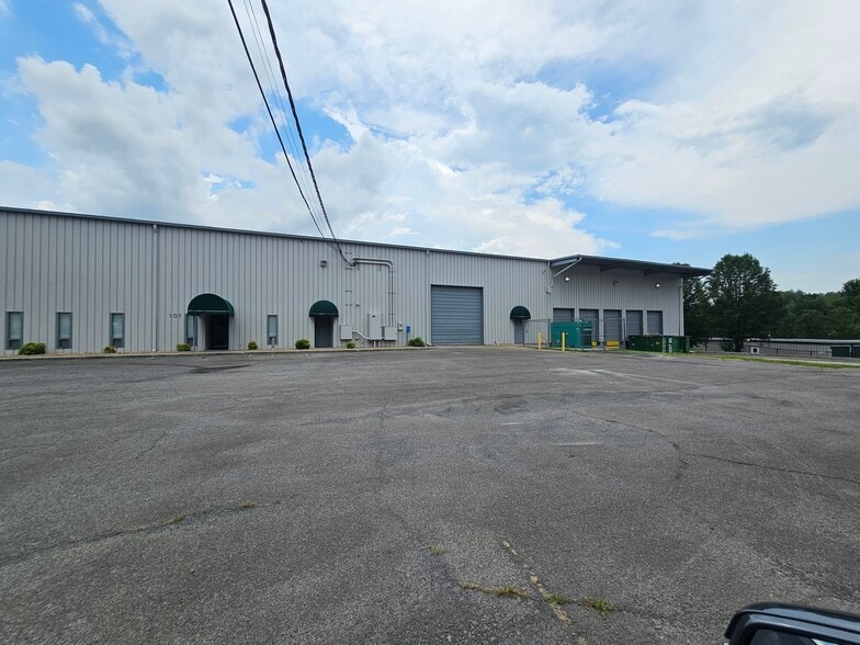 More Photos Of 101 Industrial Dr, Bristol Distribution For Lease
