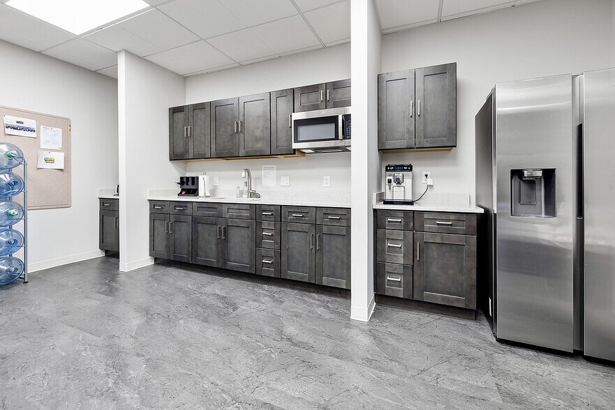 More Photos Of 2087 E 71st St, Tulsa Office For Lease