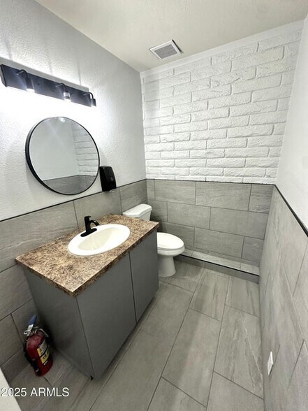 More Photos Of 600 E University Dr, Mesa Medical For Lease