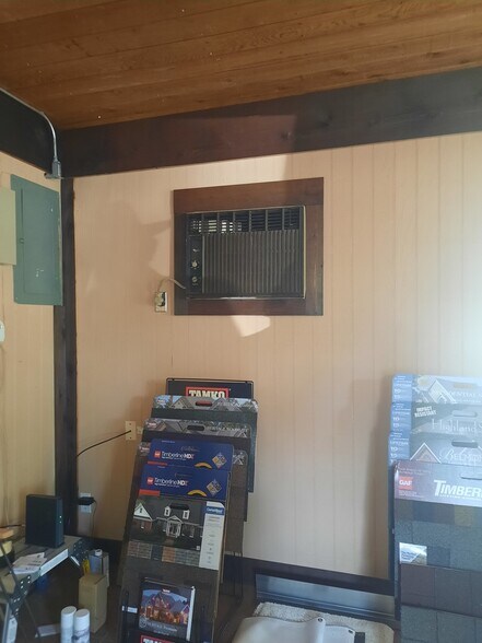 More Photos Of 1124 E Houston Ave, Crockett Freestanding For Sale