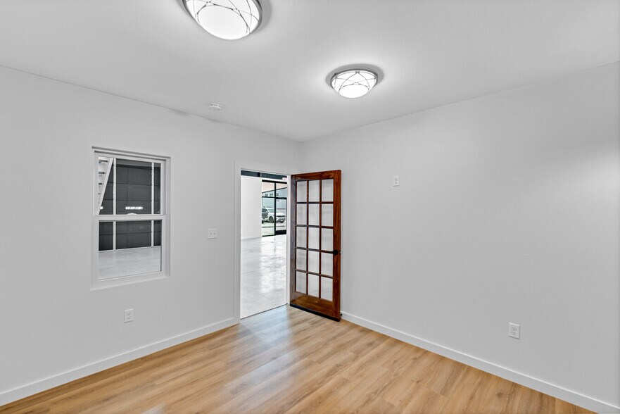 More Photos Of 13021 Harmon Rd, Fort Worth Flex For Lease