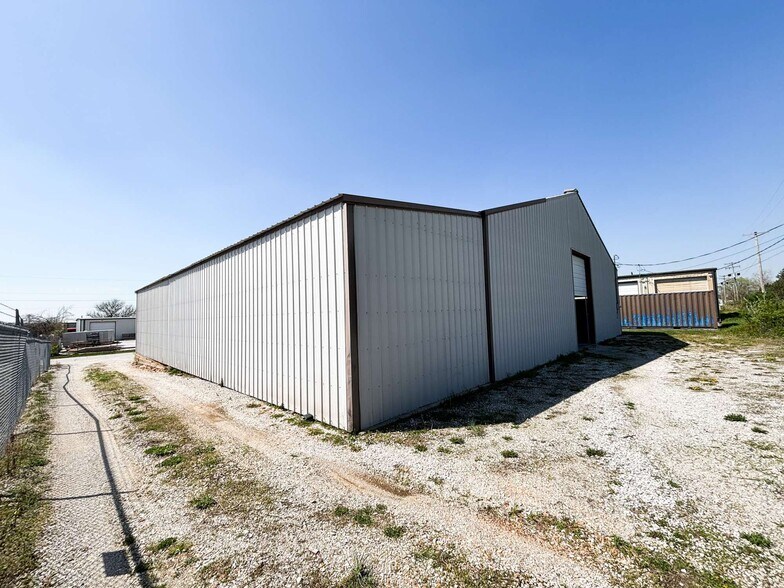 More Photos Of 1310 N Kelly Ave, Nixa Warehouse For Lease