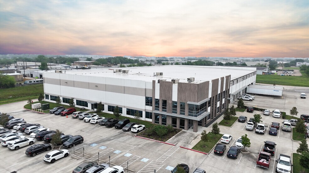 More Photos Of 10101 Fountaingate Dr, Stafford Industrial For Sale