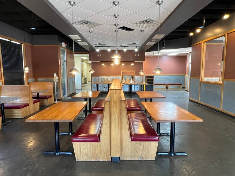 More Photos Of 798 W Us Highway 60, Monett Restaurant For Lease