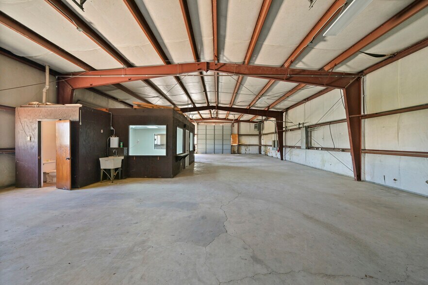 More Photos Of 314 E Walker St, League City Warehouse For Lease
