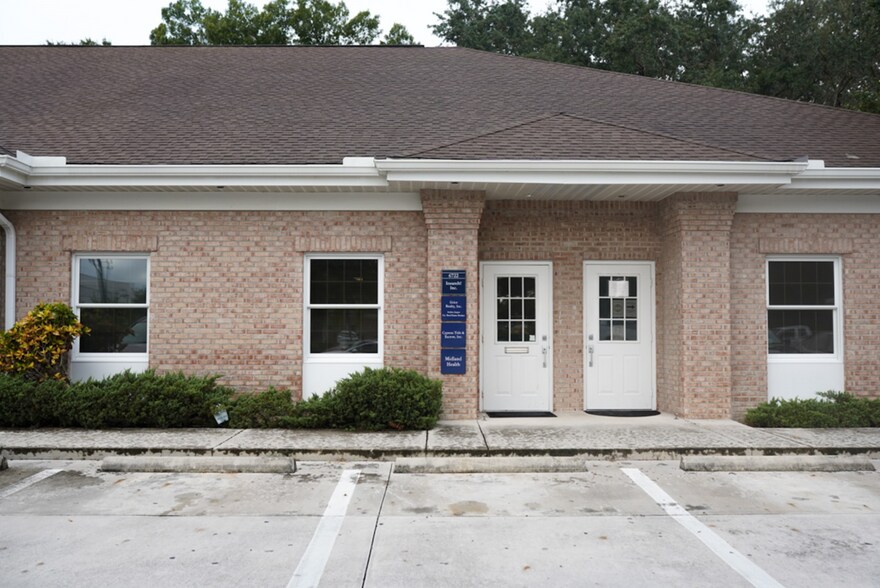 More Photos Of 6718-6726 Lone Oak Blvd, Naples Office For Lease