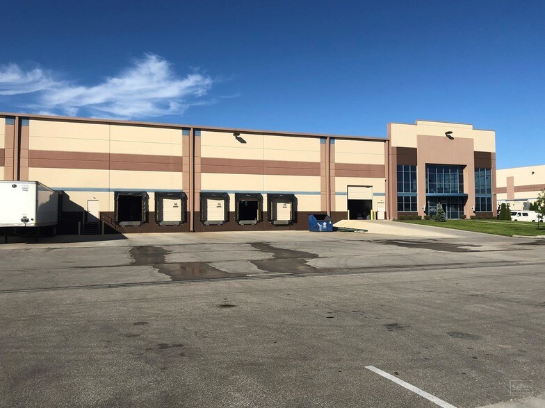 More Photos Of 17201-17251 W 113th St, Lenexa Warehouse For Lease