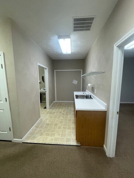 More Photos Of 122 Lincoln Place Ct, Belleville Office For Sale