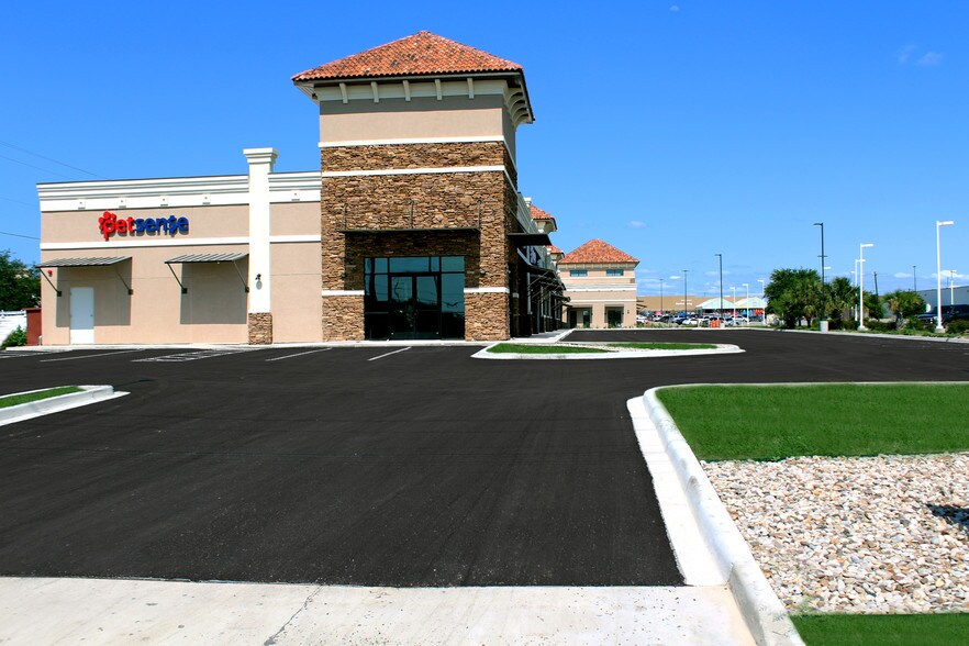 More Photos Of 2413 Veterans Blvd, Del Rio General Retail For Lease