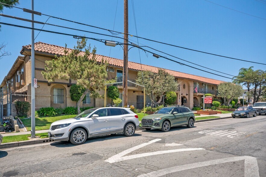 More Photos Of 10625 Petit Ave, Granada Hills Apartments For Sale