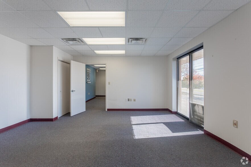 More Photos Of 5306-5346 Peters Creek Rd, Roanoke Showroom For Sale