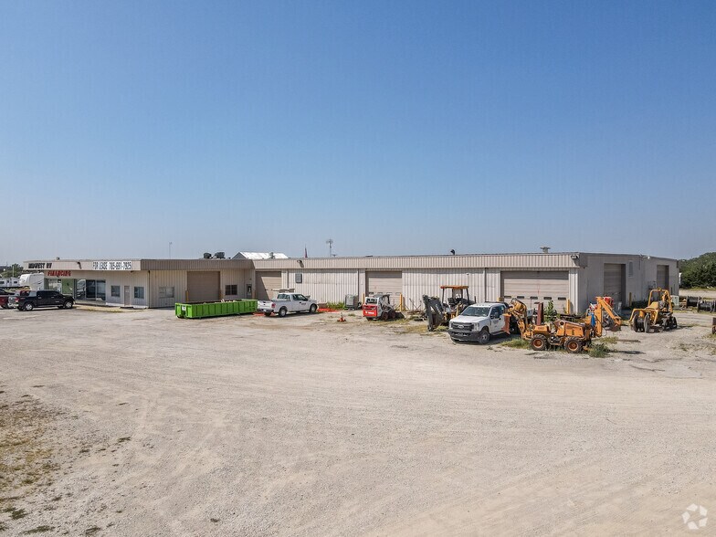 More Photos Of 2515 E Logan St, Ottawa Warehouse For Lease