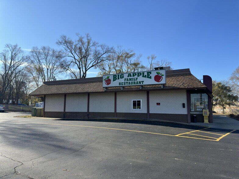 More Photos Of 1427 W Galena Ave, Freeport Freestanding For Sale