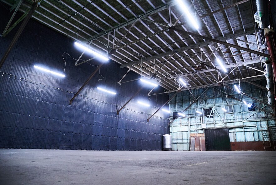 More Photos Of 6000 Avalon Blvd, Los Angeles Warehouse For Lease