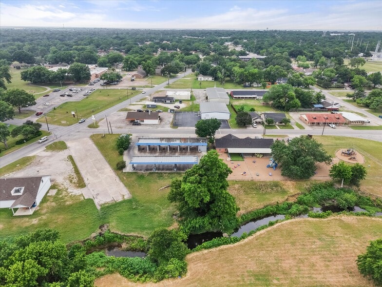 More Photos Of 223 Oaklawn Ave, Corsicana Carwash For Sale