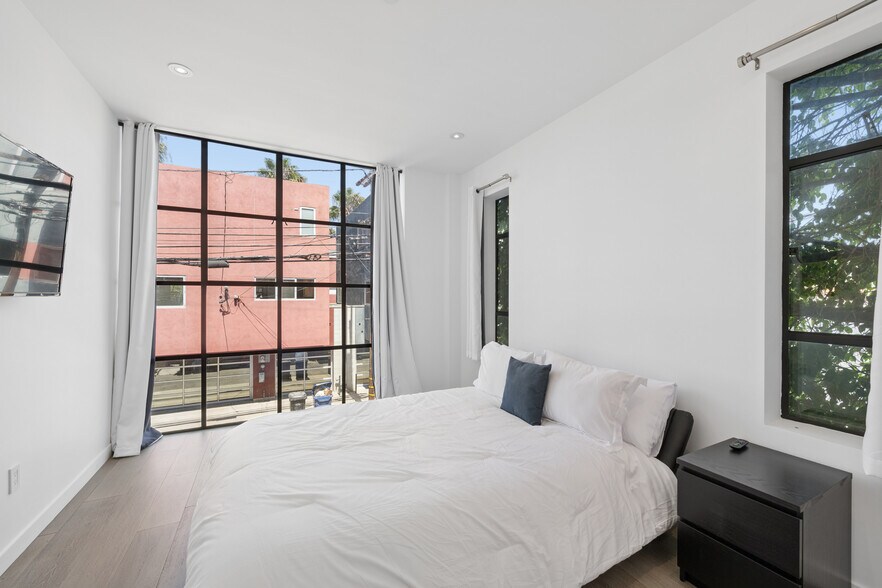 More Photos Of 1317 Cabrillo Ave, Venice Flex For Sale