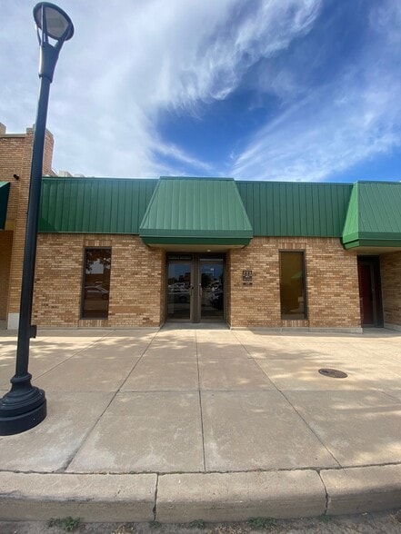 Primary Photo Of 110 W Walnut St, Salina Medical For Lease
