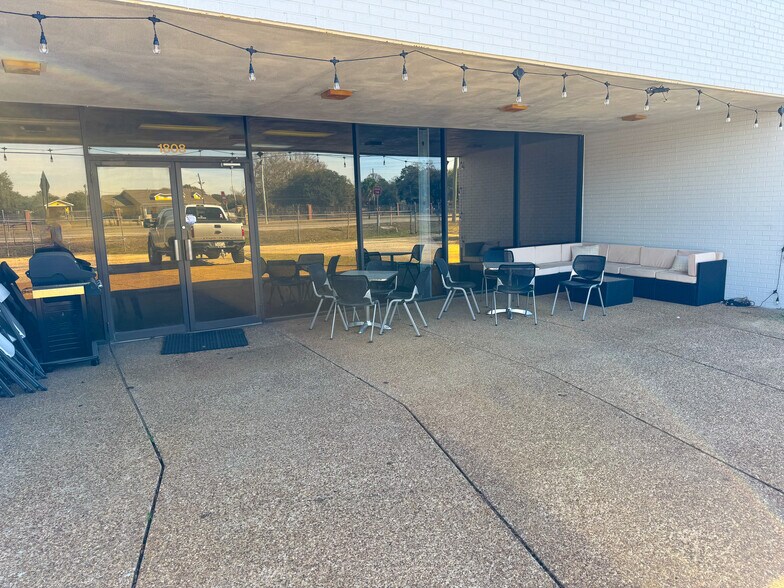More Photos Of 1808 S Craft Hwy, Chickasaw Office For Lease