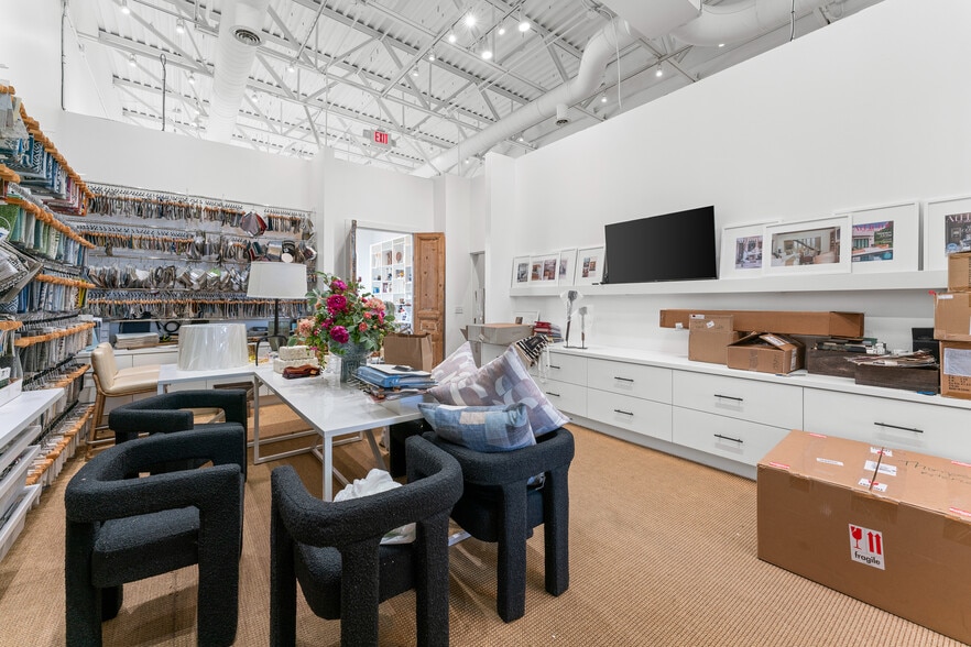 More Photos Of 3945 N Vantage Dr, Fayetteville Office For Sale