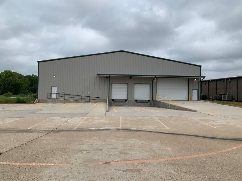 More Photos Of 5457 W Davis St, Conroe Unknown For Lease