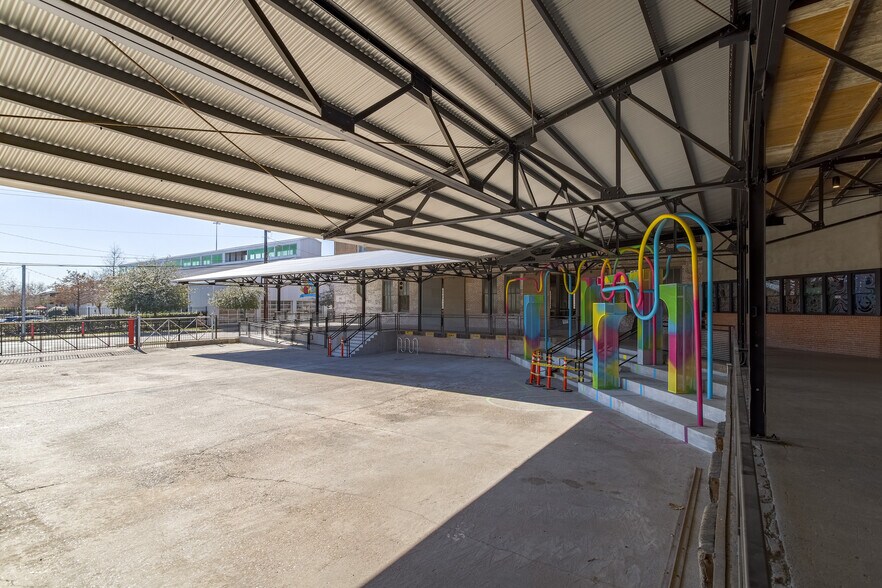 More Photos Of 2103 Lyons Ave, Houston Freestanding For Lease